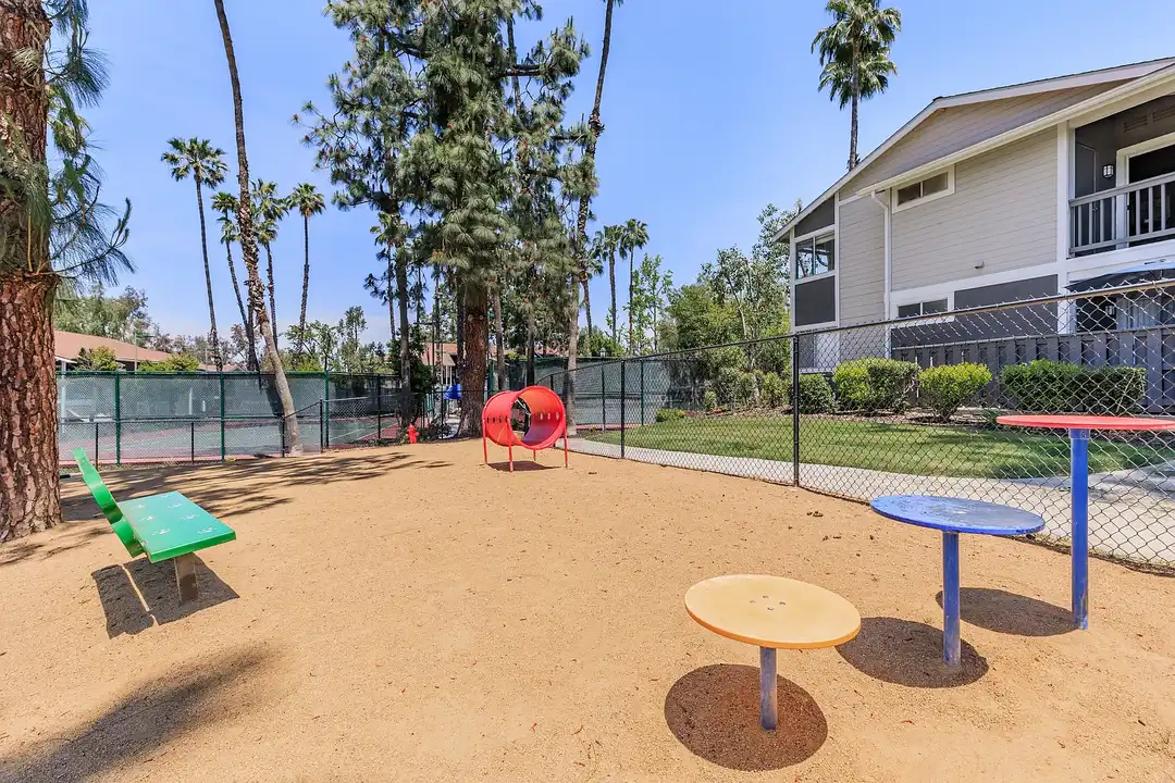 Redlands Lawn and Tennis Club Apartments – photo 1