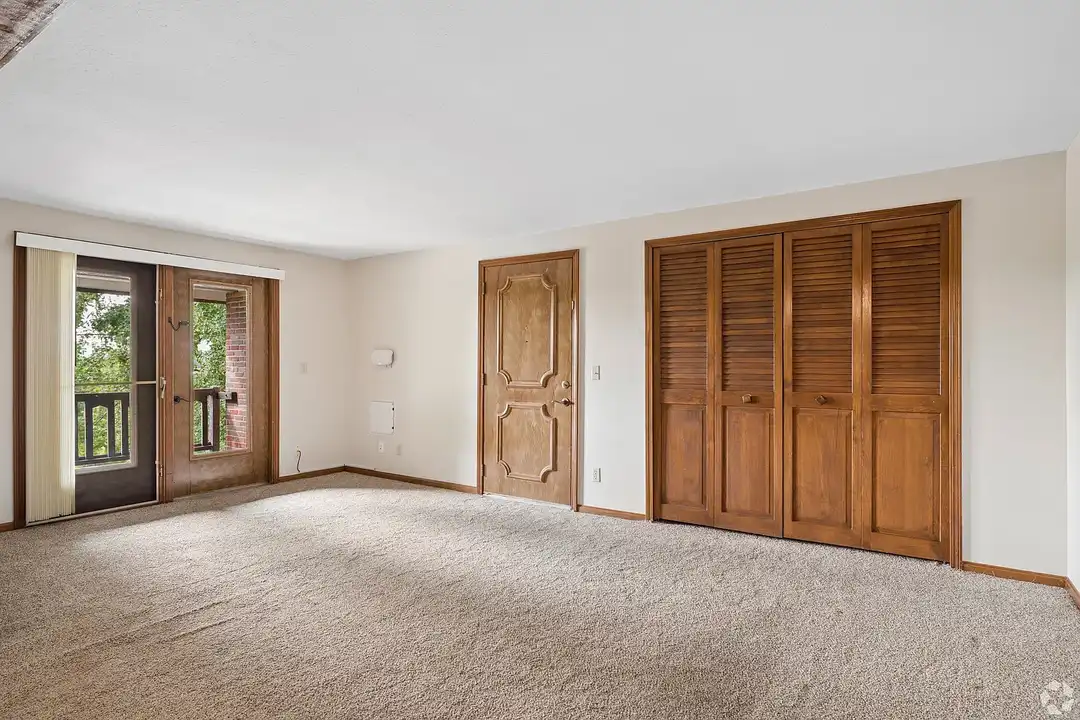 Carriage Hill Apartments – photo 1