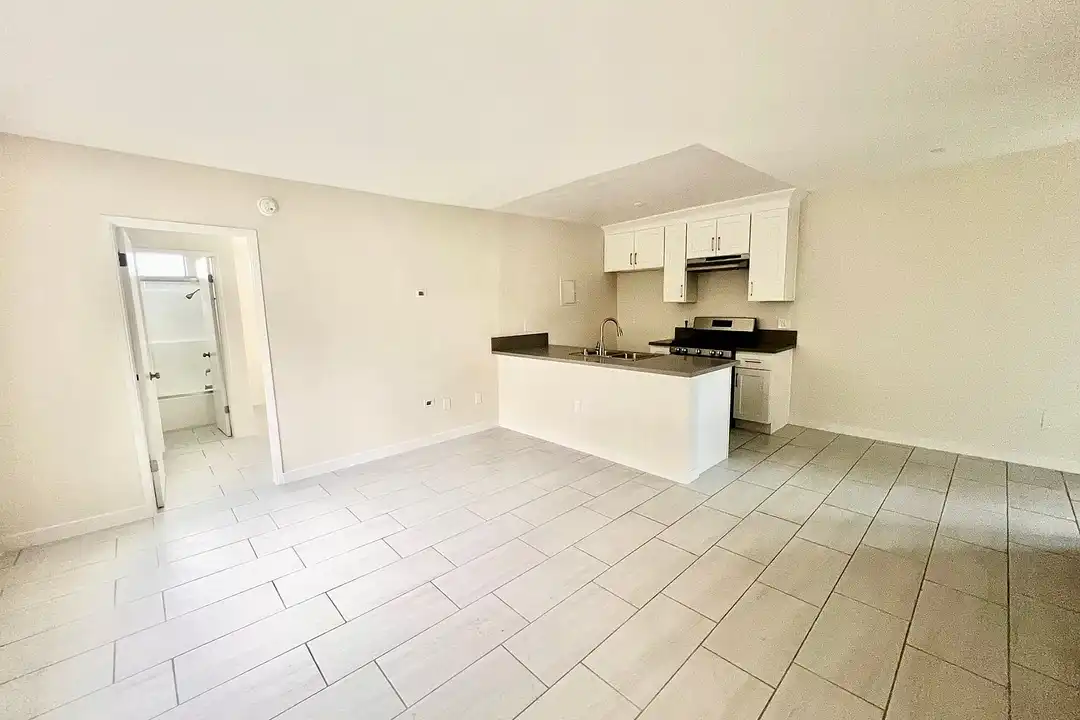 Apartment in Los Angeles, Lake Balboa - View 3