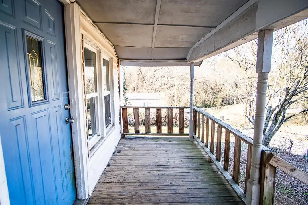 1138 Valley Dr SW - View 2
