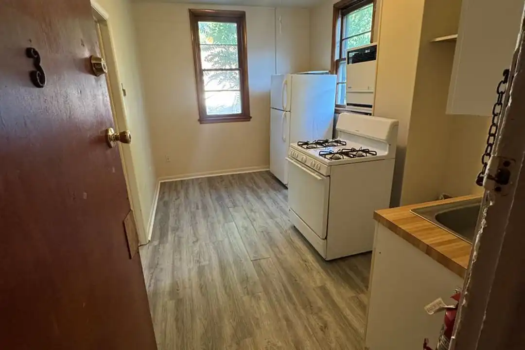 254 W Elm St unit 254 W Elm St UP - A (Studio) – photo 1 of 5