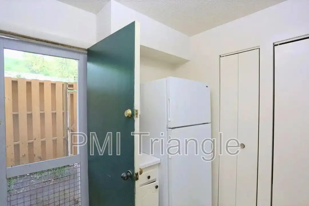 220 Elizabeth St unit D4 - More
