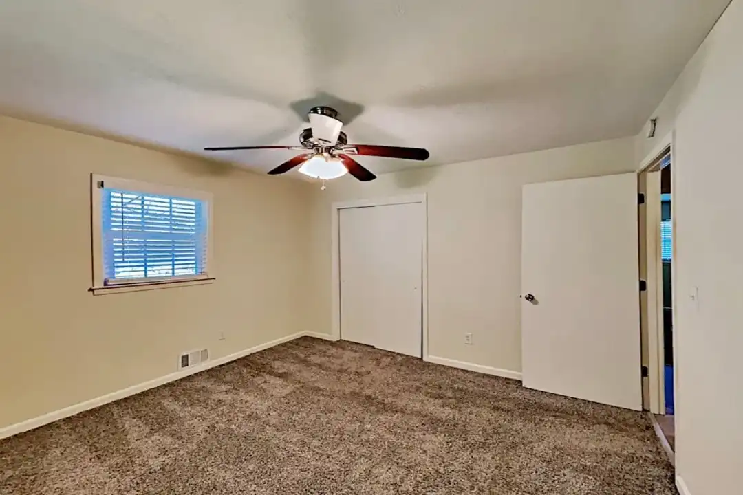 848 Howard Ct SW - More
