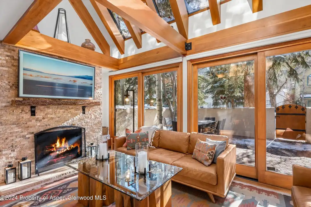 326 W Hopkins Ave - View 3