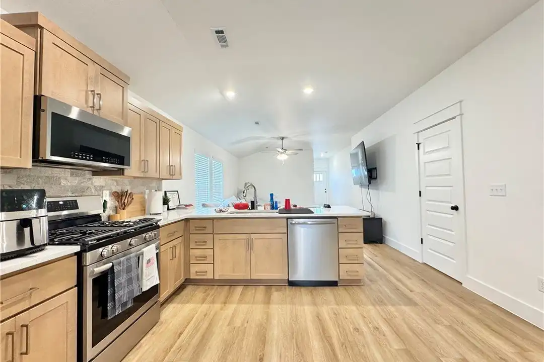 681 Kendra St - More
