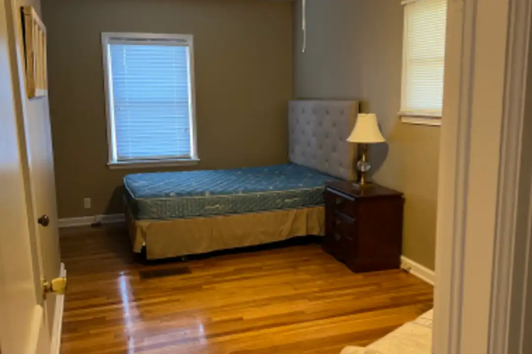 2422 Jackson Ave - More