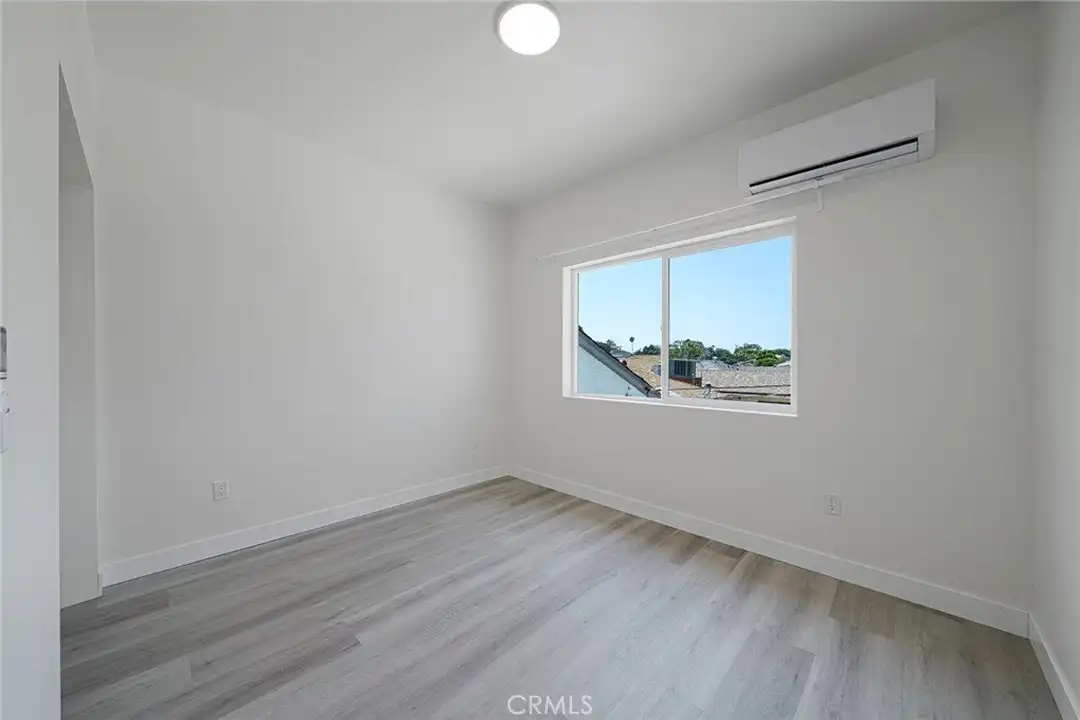 2425 S Myrtle Ave #A - View 4
