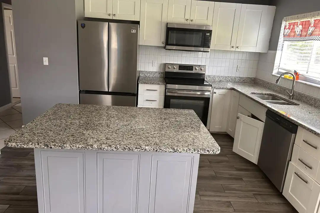 2029 SE Hideaway Cir - View 3