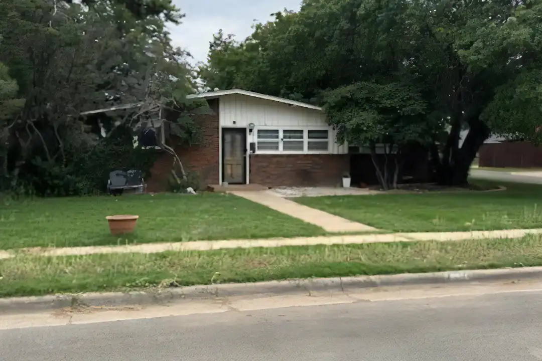 3417 47th St - View 2