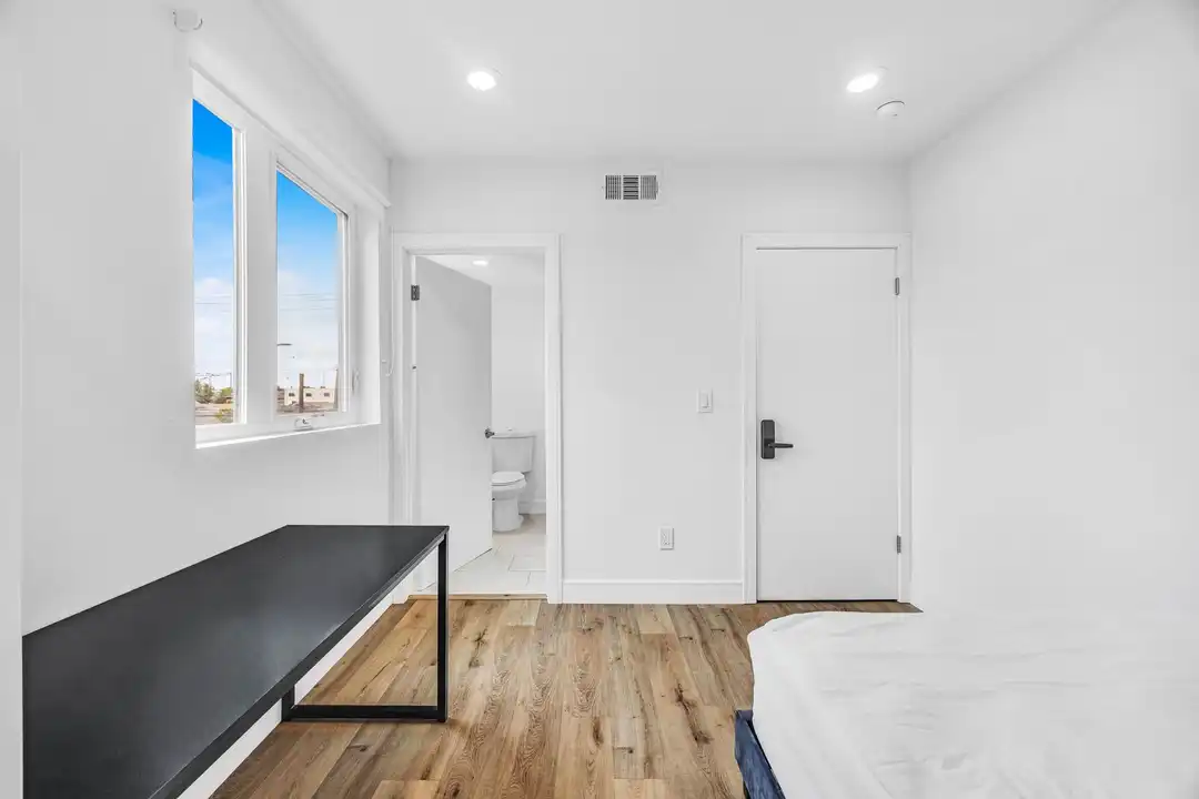 1543 W 37th Pl unit 1543 - Rm 203 - View 5