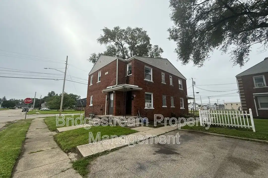 502 Middle St – photo 1 of 13