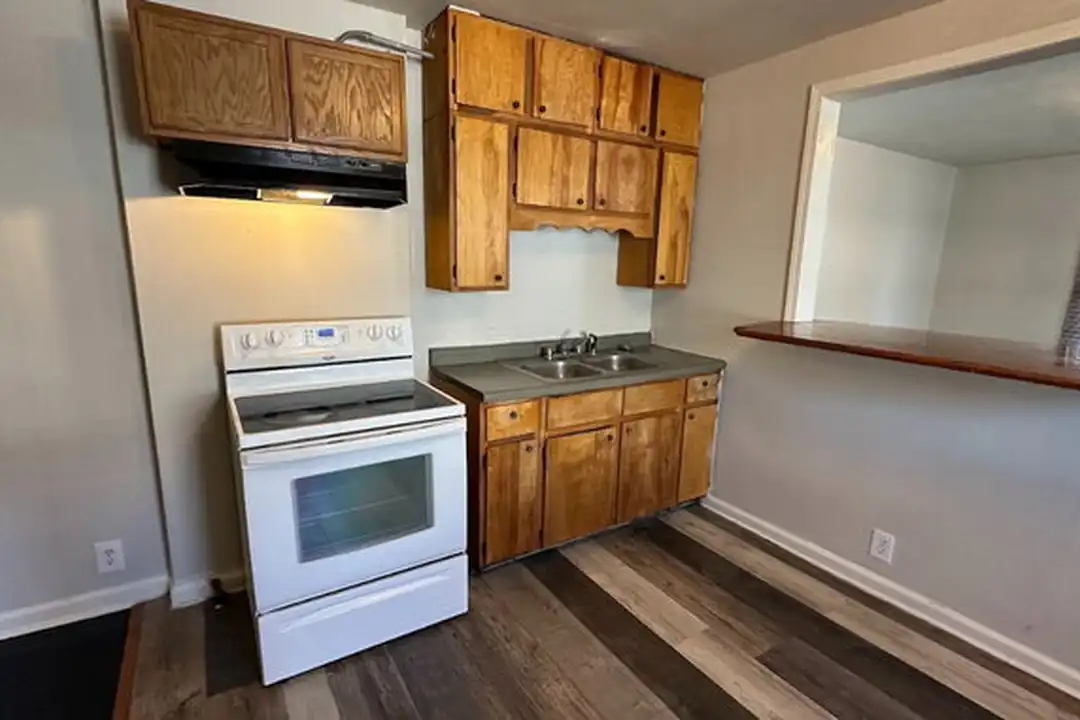 1303 N Gladstone Ave – pohled 3