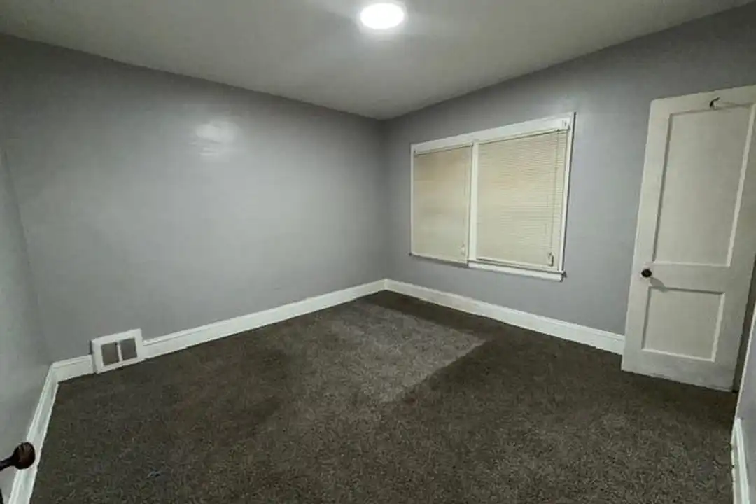 2945 E 128th St – pohled 6