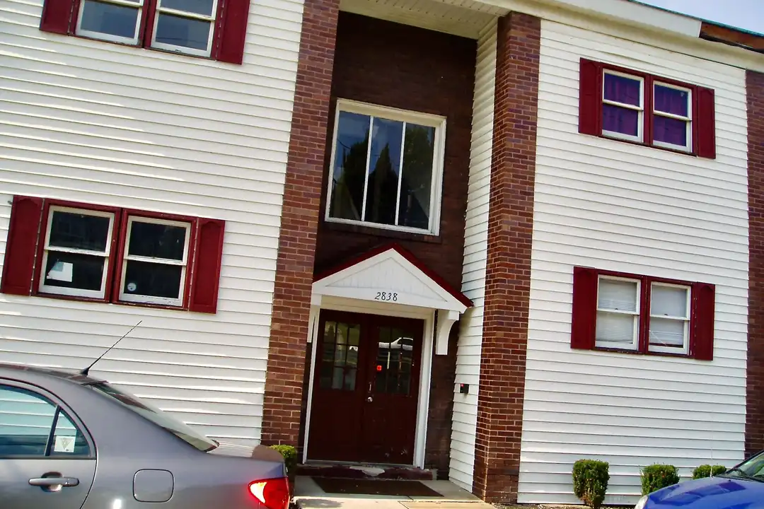 2838 Broadway Avenue – photo 1 of 3