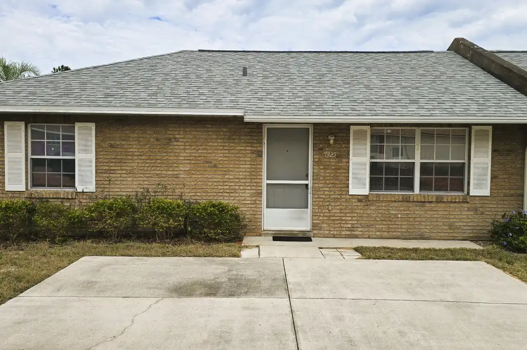 1425 Thousand Roses Dr S – photo 1 of 9