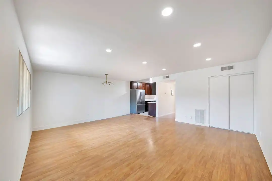 1614 E Chevy Chase Dr - View 4