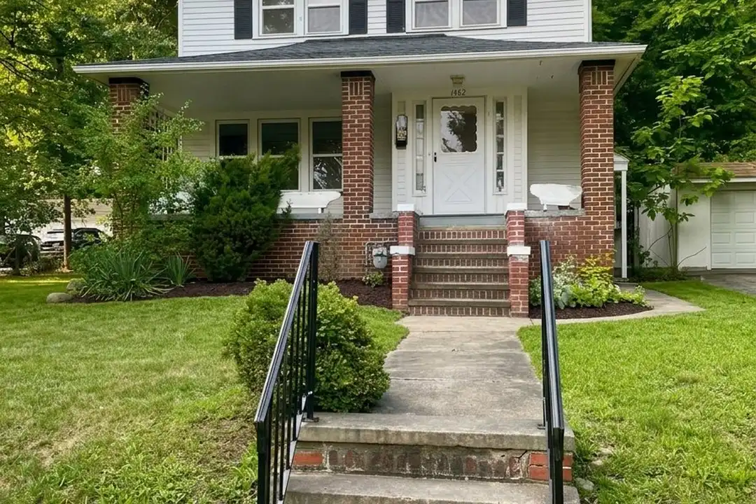 1462 Parkhill Rd – photo 1