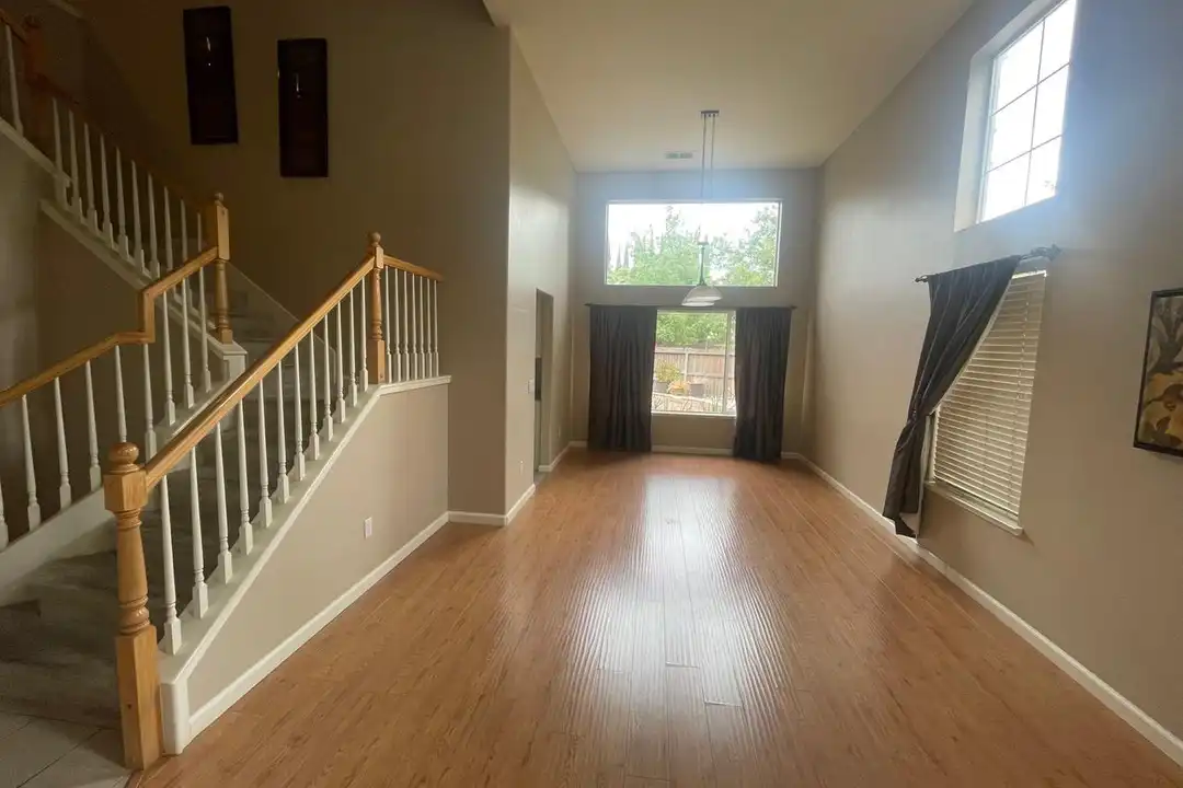 House in Tracy - View 5