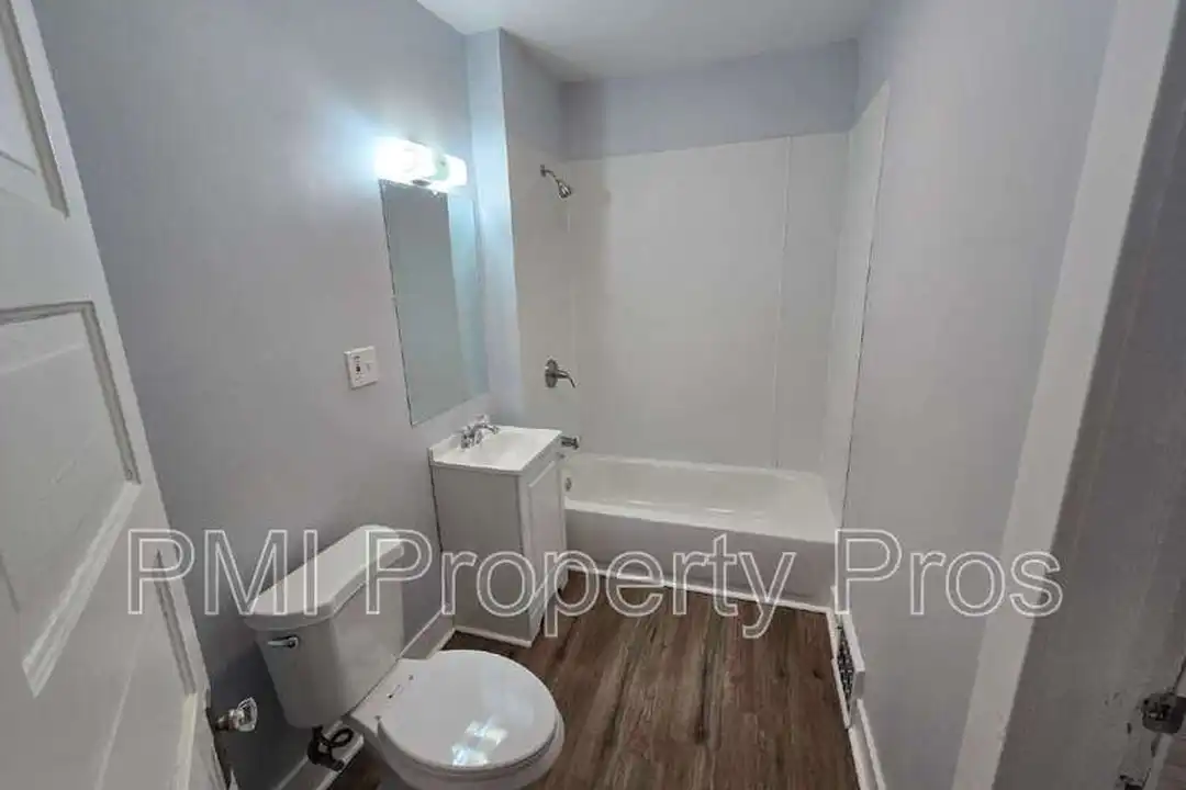 3111 W Walnut St – další
