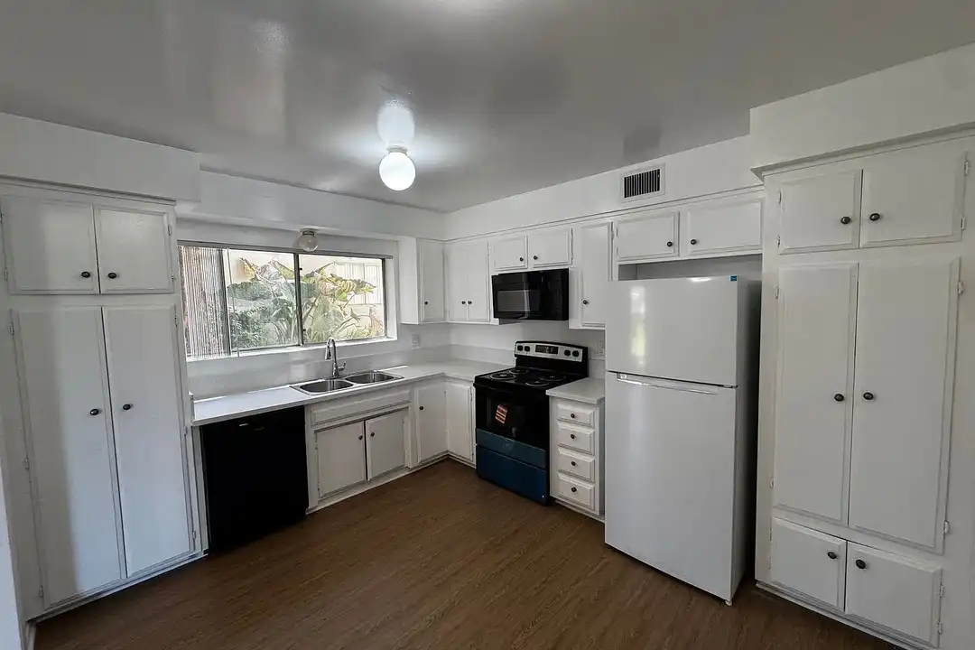 100 - Kimberly Apartments – photo 1