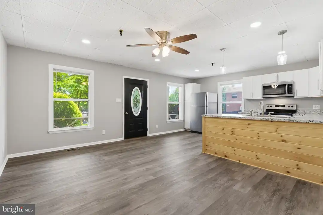 1725 Henry Ave #101 - View 3