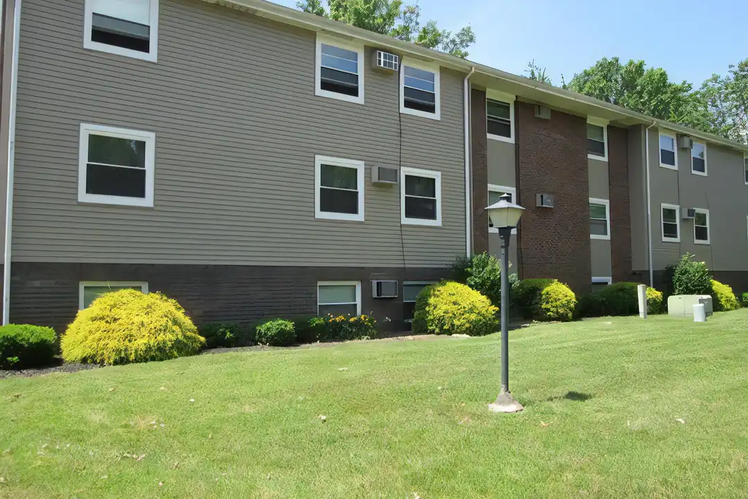293 Maplewood Dr unit 293-105 – photo 1 of 11