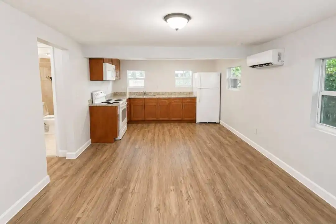 210 SW 7th St – photo 1
