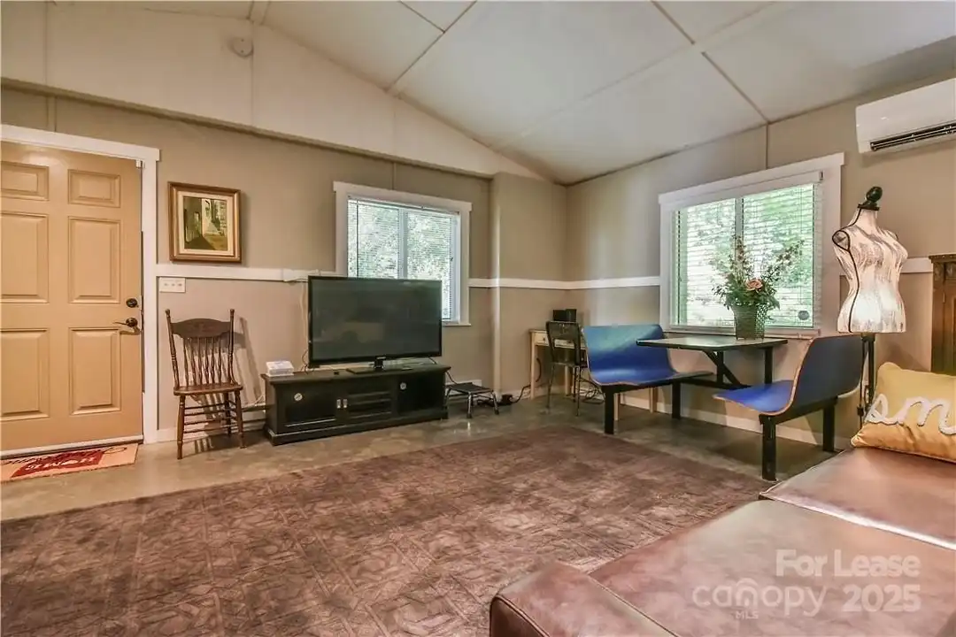 543 College St - View 6