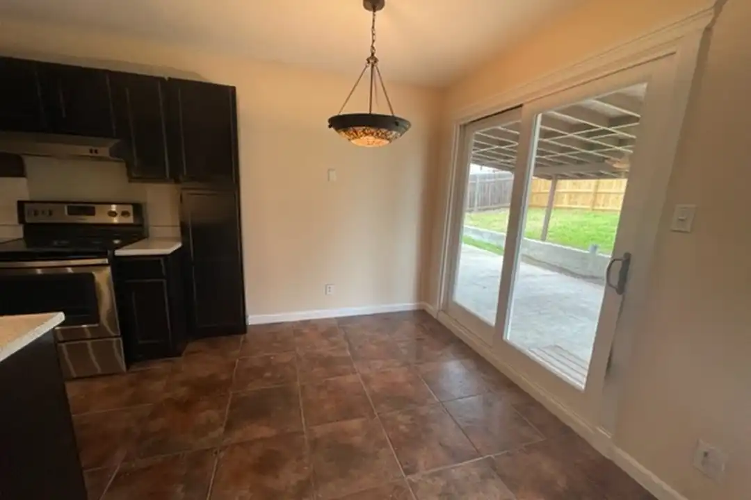838 Saddlebrook Dr - More
