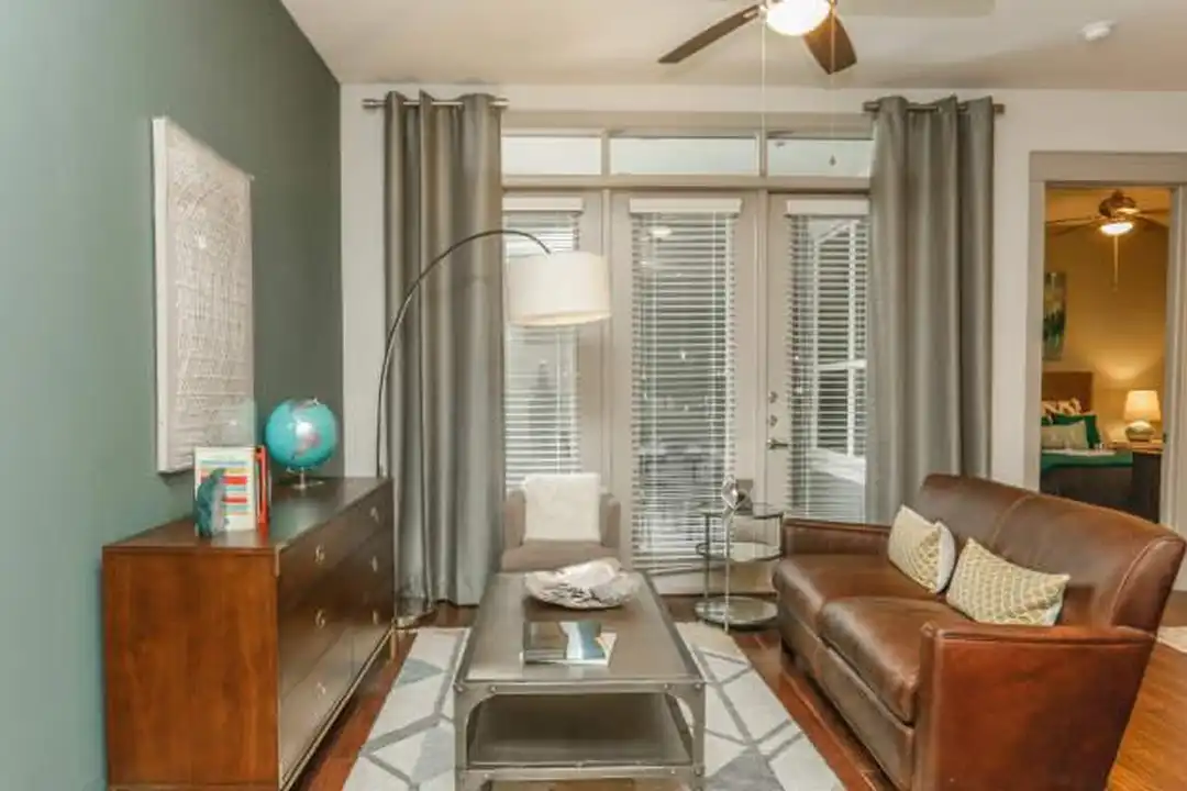 621 W 24th St – photo 1