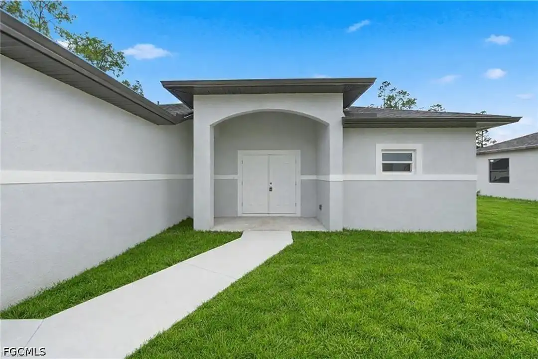 1018 Kent St E - View 3