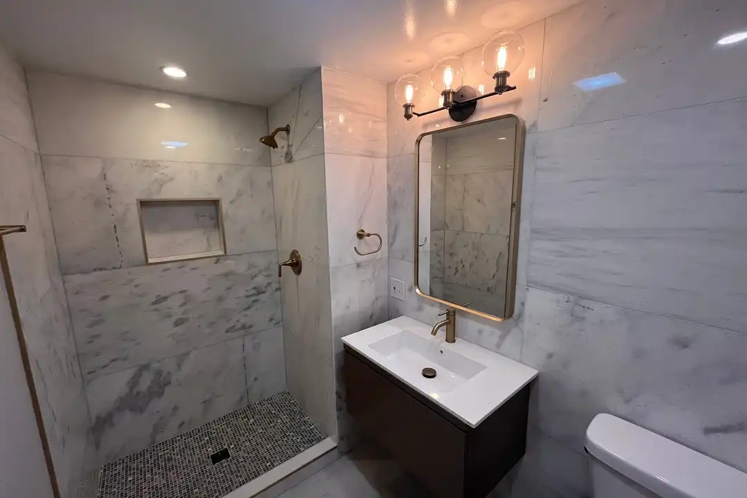 2010 W Cornelia Ave unit Grdn - View 6