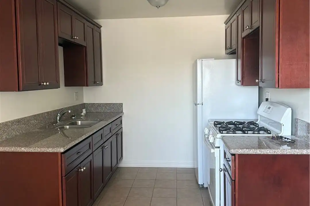 914 W Pine St - View 3