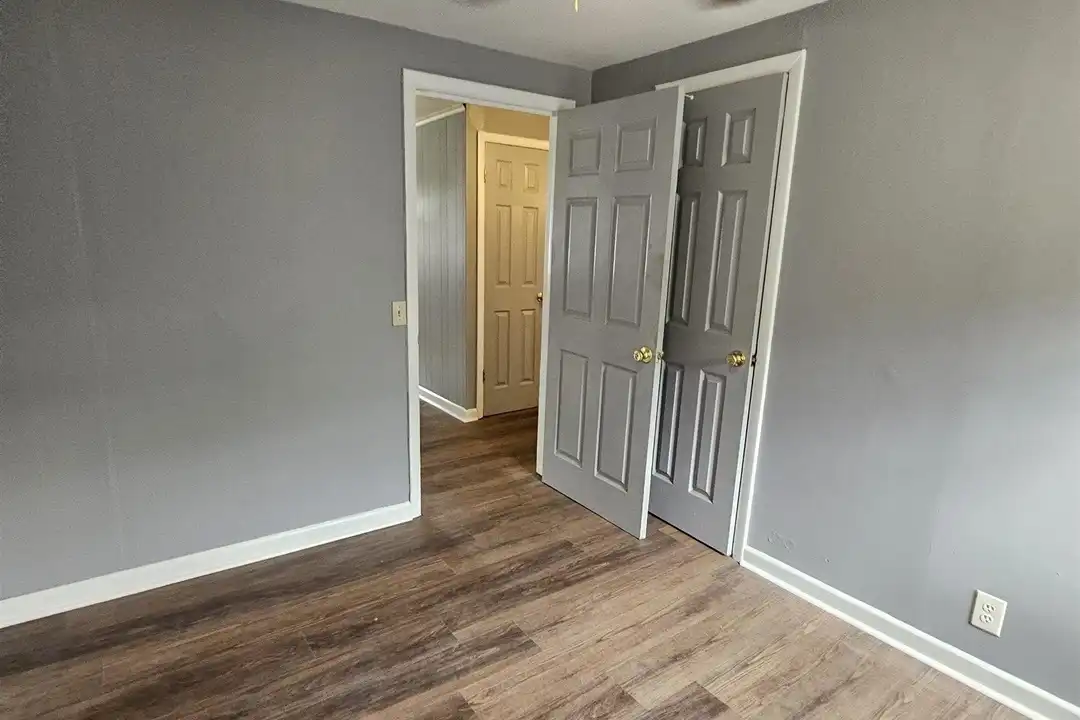 907 Denver St - More