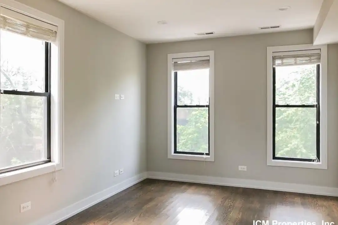 2315 N Southport Ave - Още