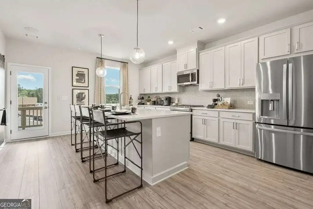 100 Holt Ln - More