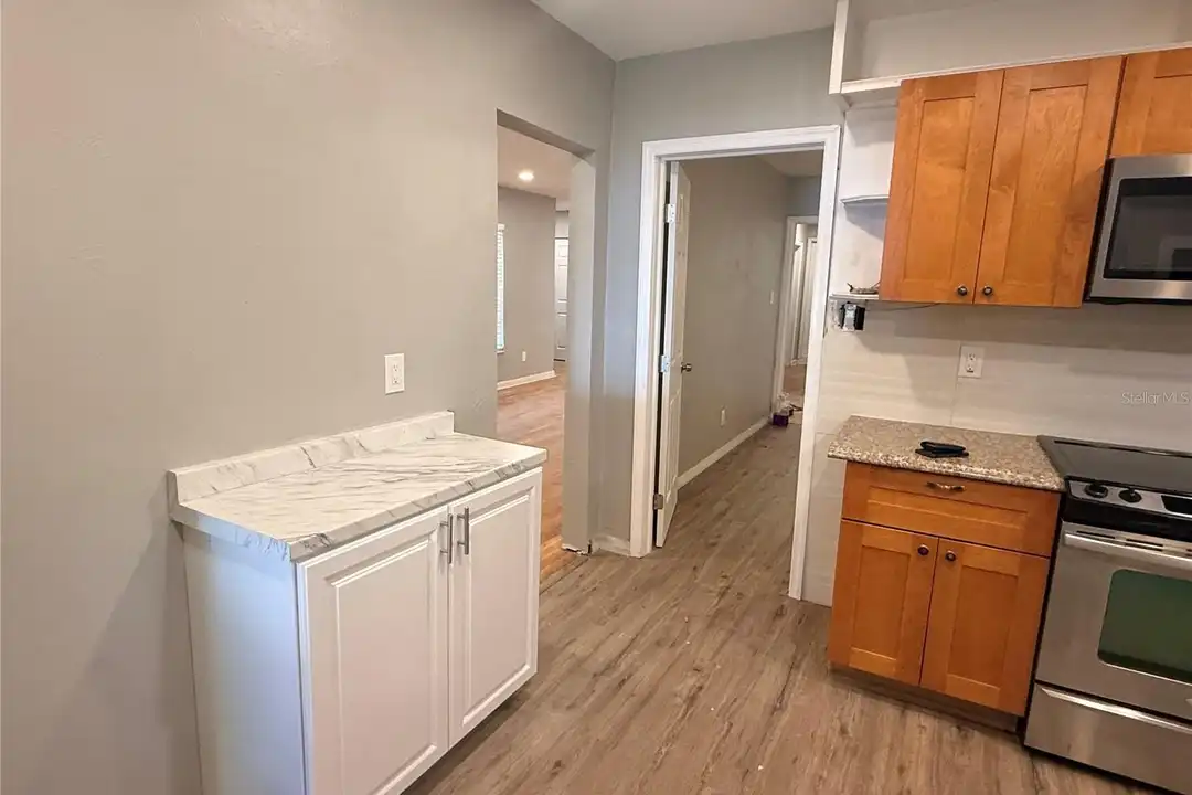 1908 W St Louis St – pohled 3
