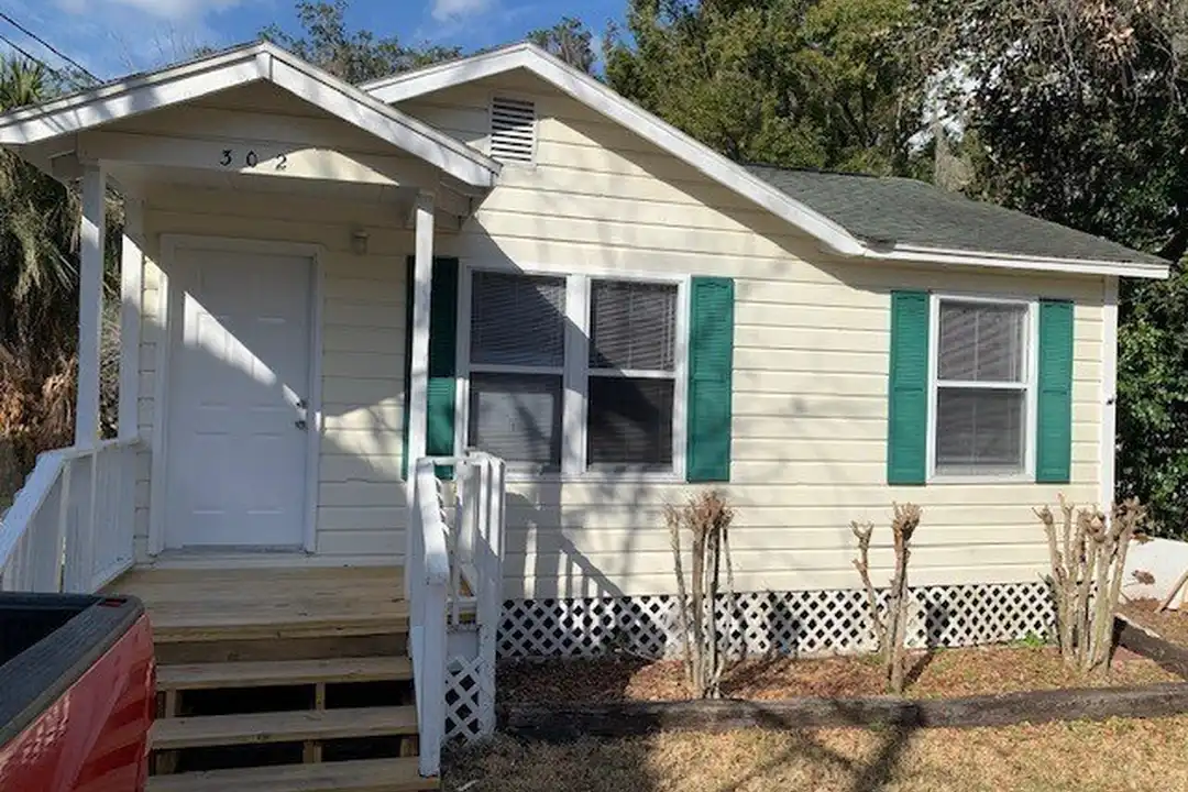 302 Zephyr St – photo 1 of 9