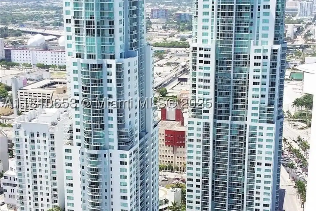Apartment in Miami, Torch of Friendship - View 2