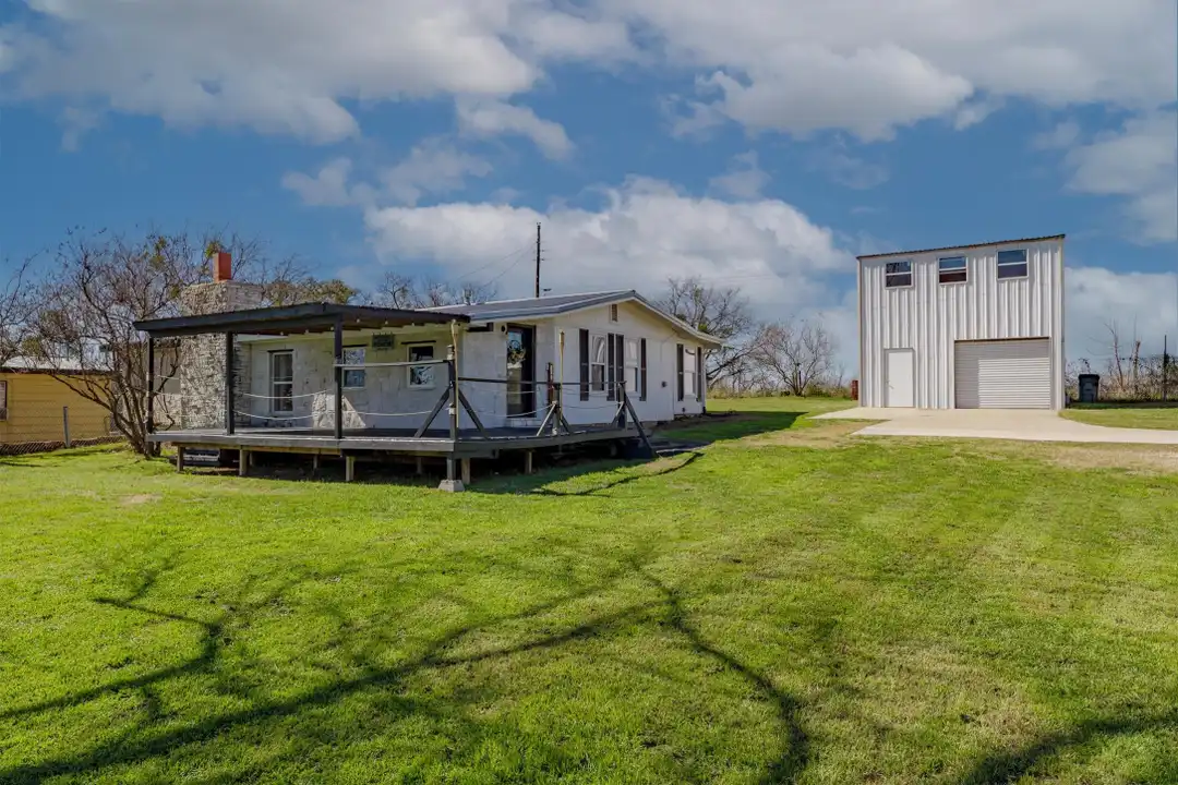110 Lakewood Dr – photo 1 of 34