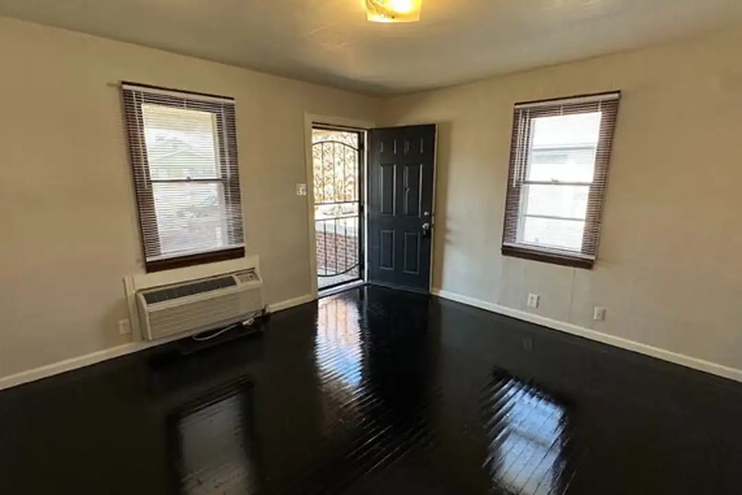 1303 N Gladstone Ave – pohled 2