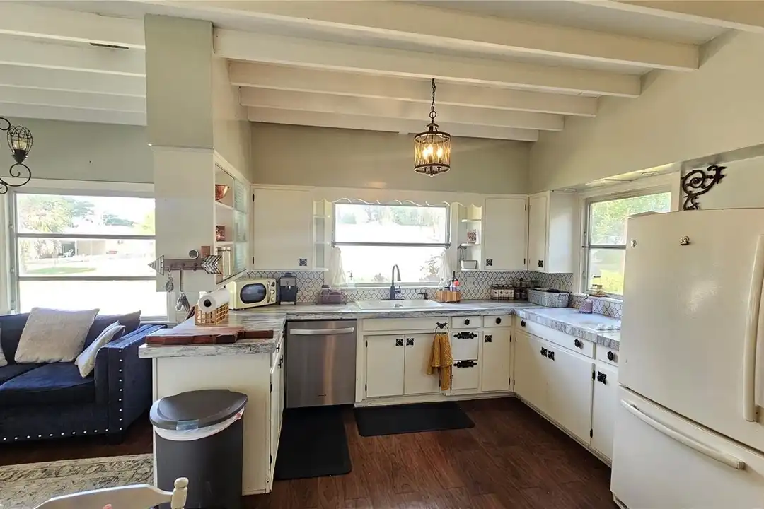 1001 E Gilchrist St - View 2