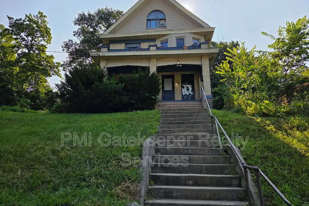 954 Hawthorne Ave unit 1 – photo 1