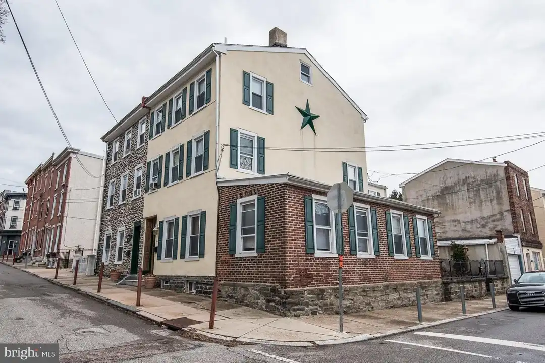 133 Dupont St - View 2