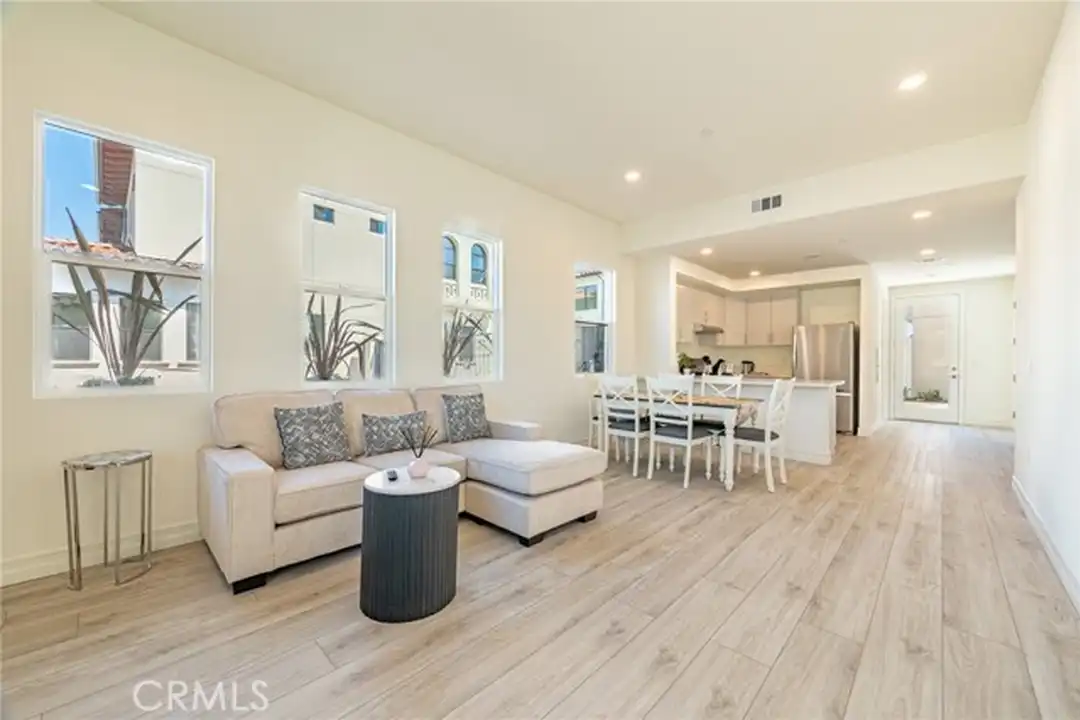 Apartment in Monterey Park - View 5