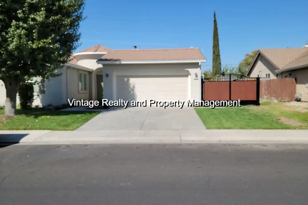 1052 Foxfire Dr – photo 1