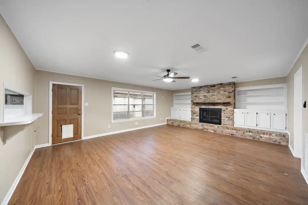 1104 Hillcrest Dr - View 5
