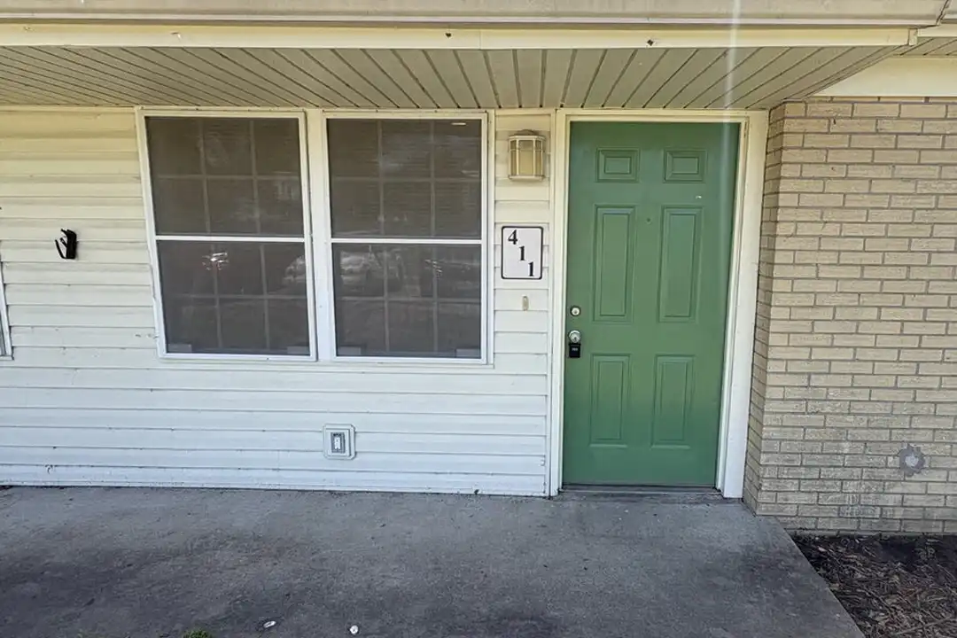 411 W Commercial St – photo 1 of 14