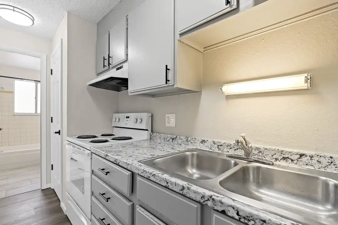 Royal Chateau Apartments – pohled 2