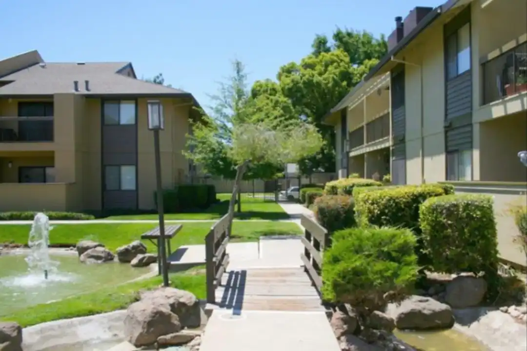 Park Lakewood Apartments - View 2